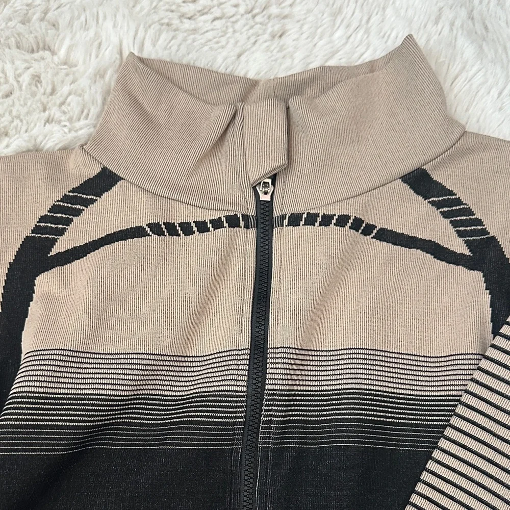 New Mix Women’s L Black and Tan Geometric Y2K stretch Zip up Jacket - Picture 12 of 15